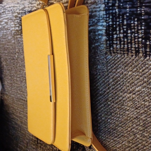 4/$60 Yellow Le Chateau Purse - Small - Picture 10 of 10